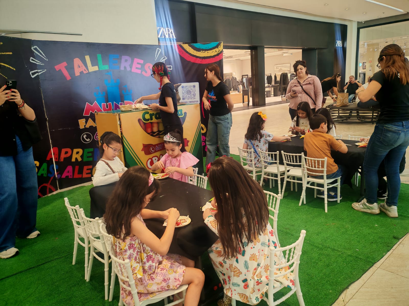 Niños realizando manualidades