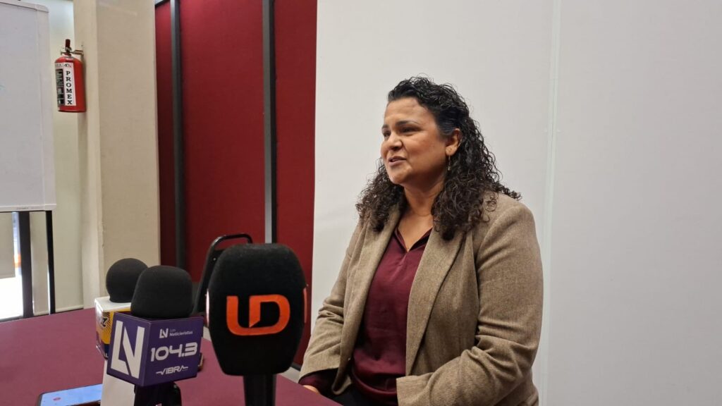 Norma Elena Leyva López hablando con la prensa