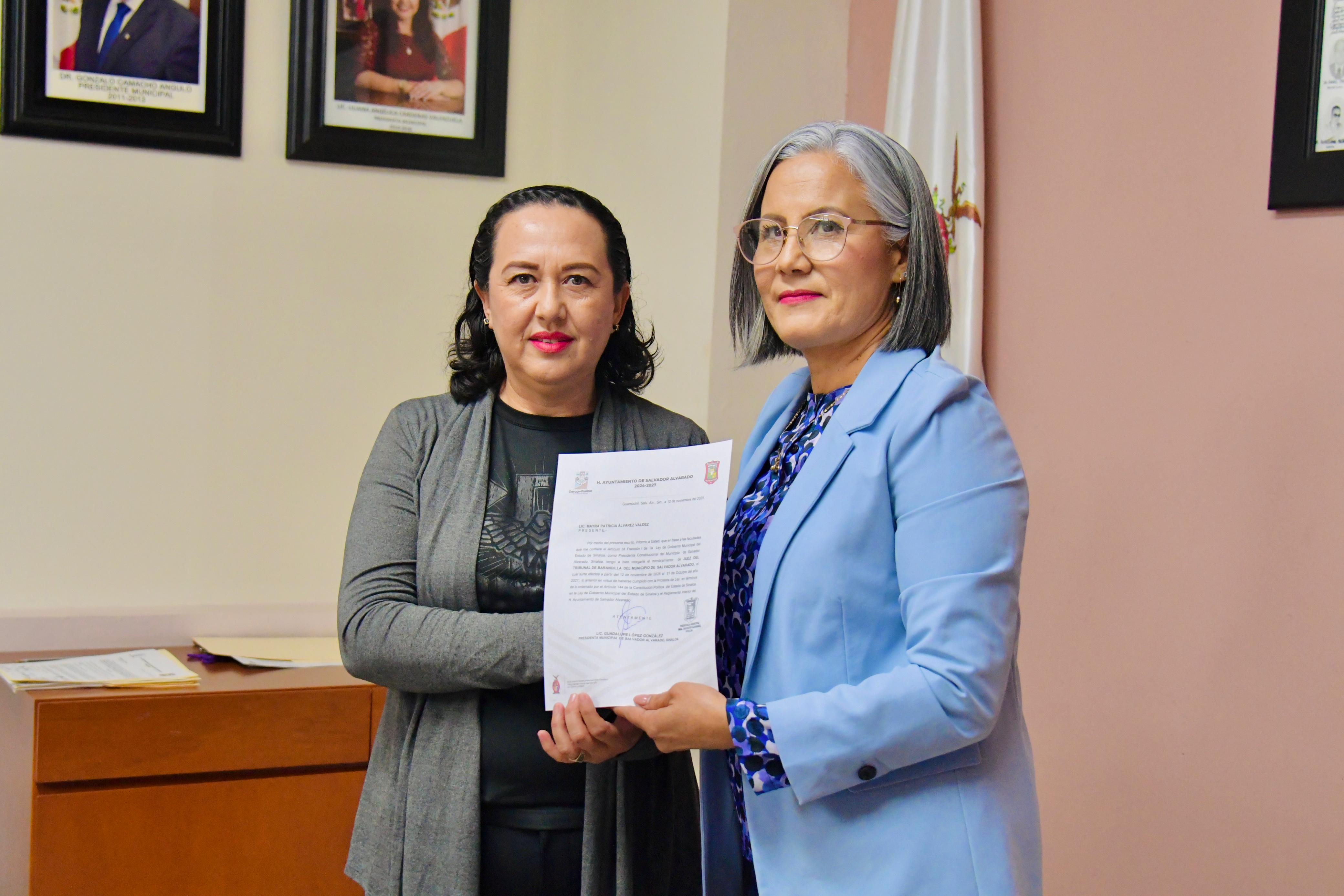 Alcaldesa de Salvador Alvarado, Guadalupe López González junto a Mayra Patricia Álvarez Valdez nueva presidenta del Tribunal de Barandilla, ambas sujetando el documento que da constancia de la nueva posición de Mayra Patricia Álvarez Valdez