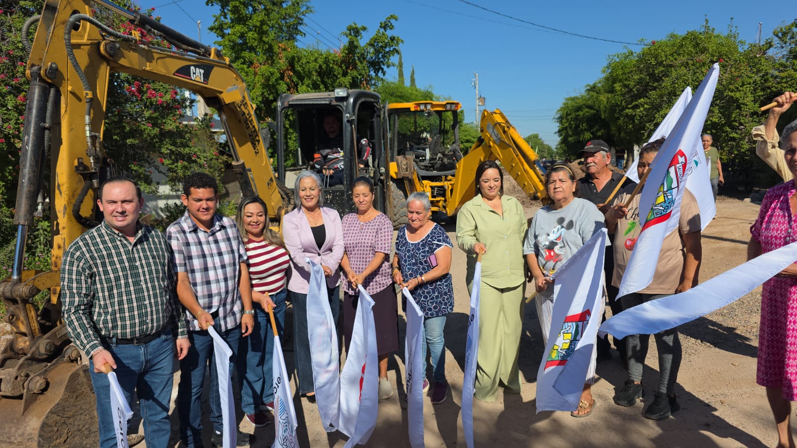 Alcaldesa, funcionarios y vecinos de la colonia Insurgentes moviendo las banderas en el inicio de la obra.
