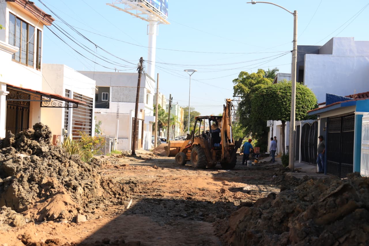 Máquina en una calle de tierra