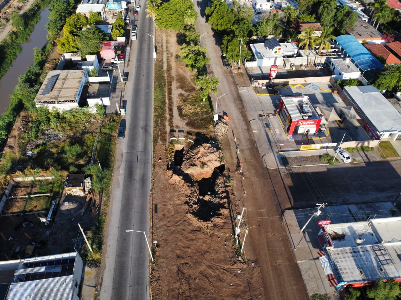 Socavones y máquinas en construcción en Los Mochis