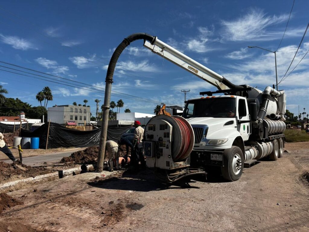 Maquinaria con una manguera y cemento en construcción