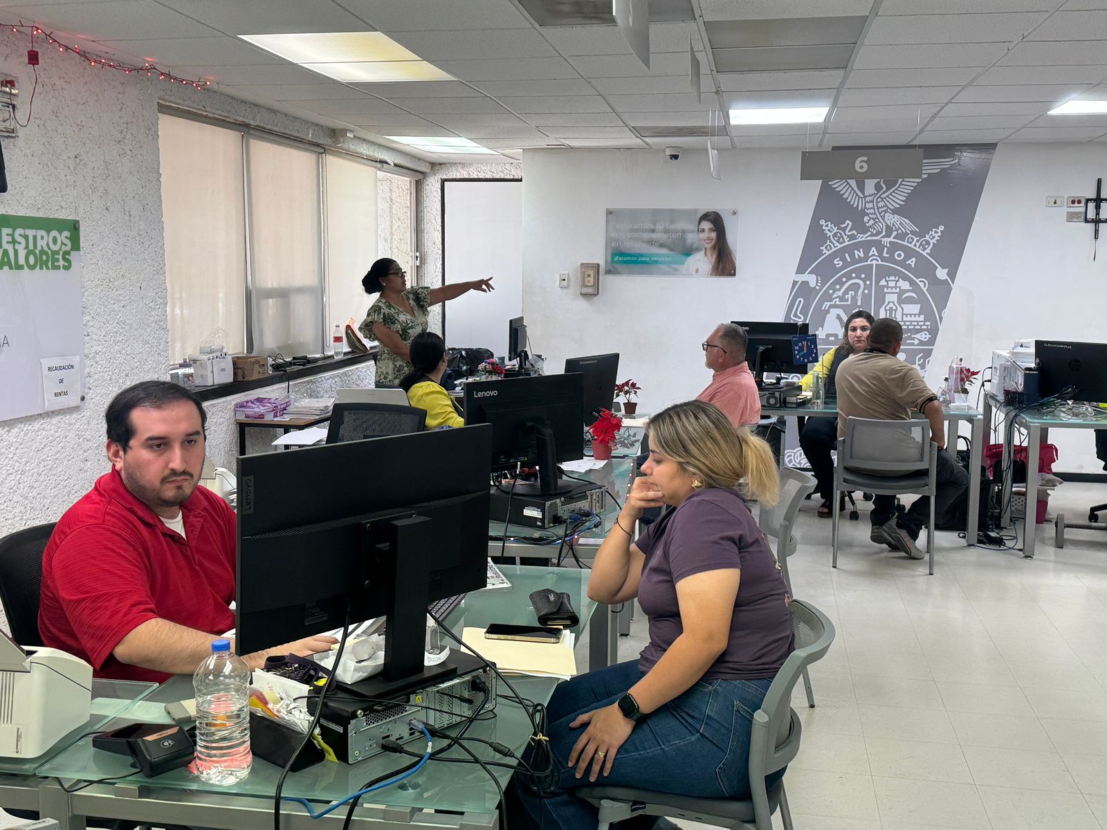 Oficina de Recaudación de Rentas en Salvador Alvarado, donde se ve a empleados atendiendo a quienes necesiten realizar su tramites correspondientes