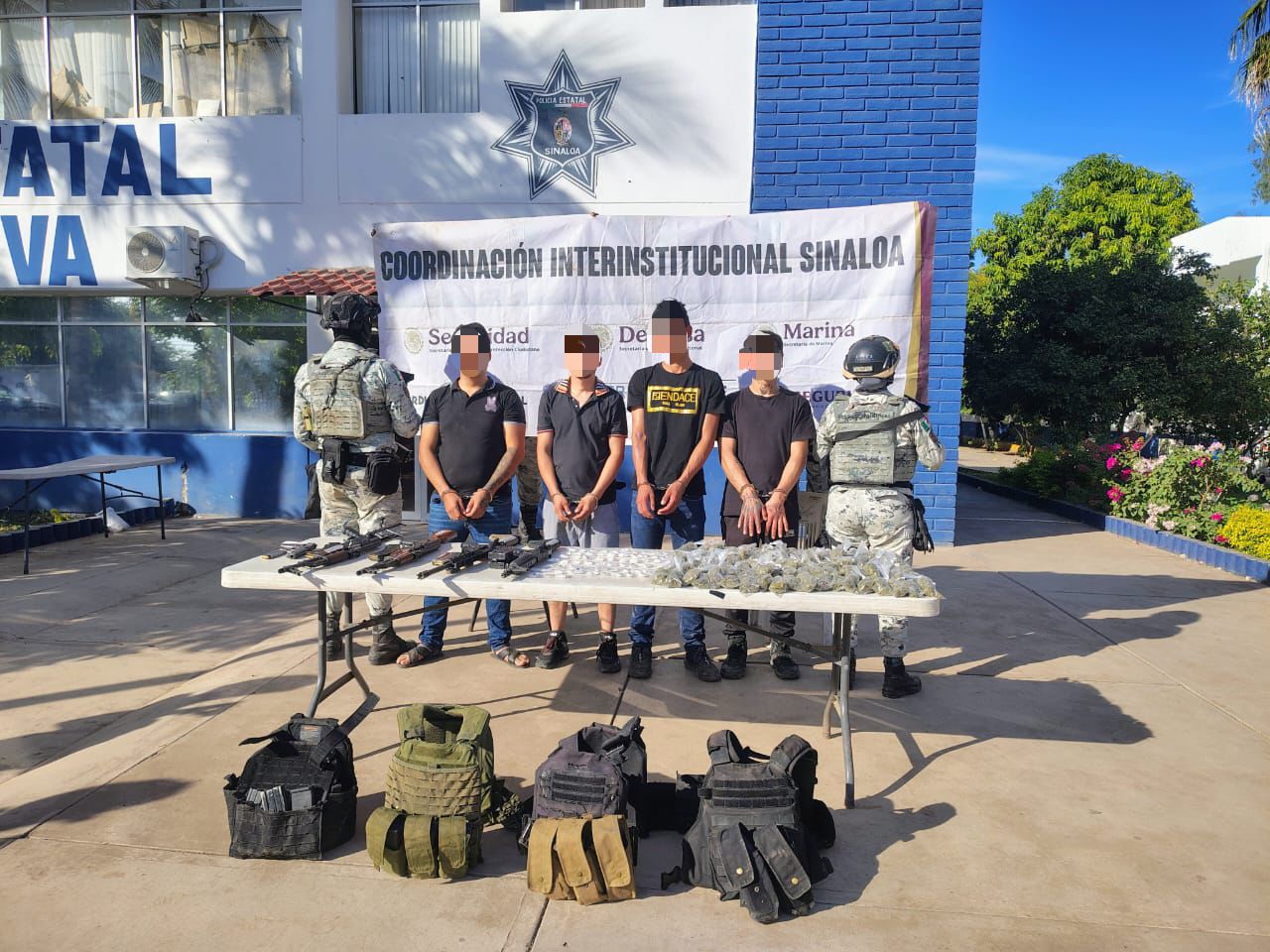 Autoridad detiene a 4 hombres, asegura armas, equipo táctico y droga