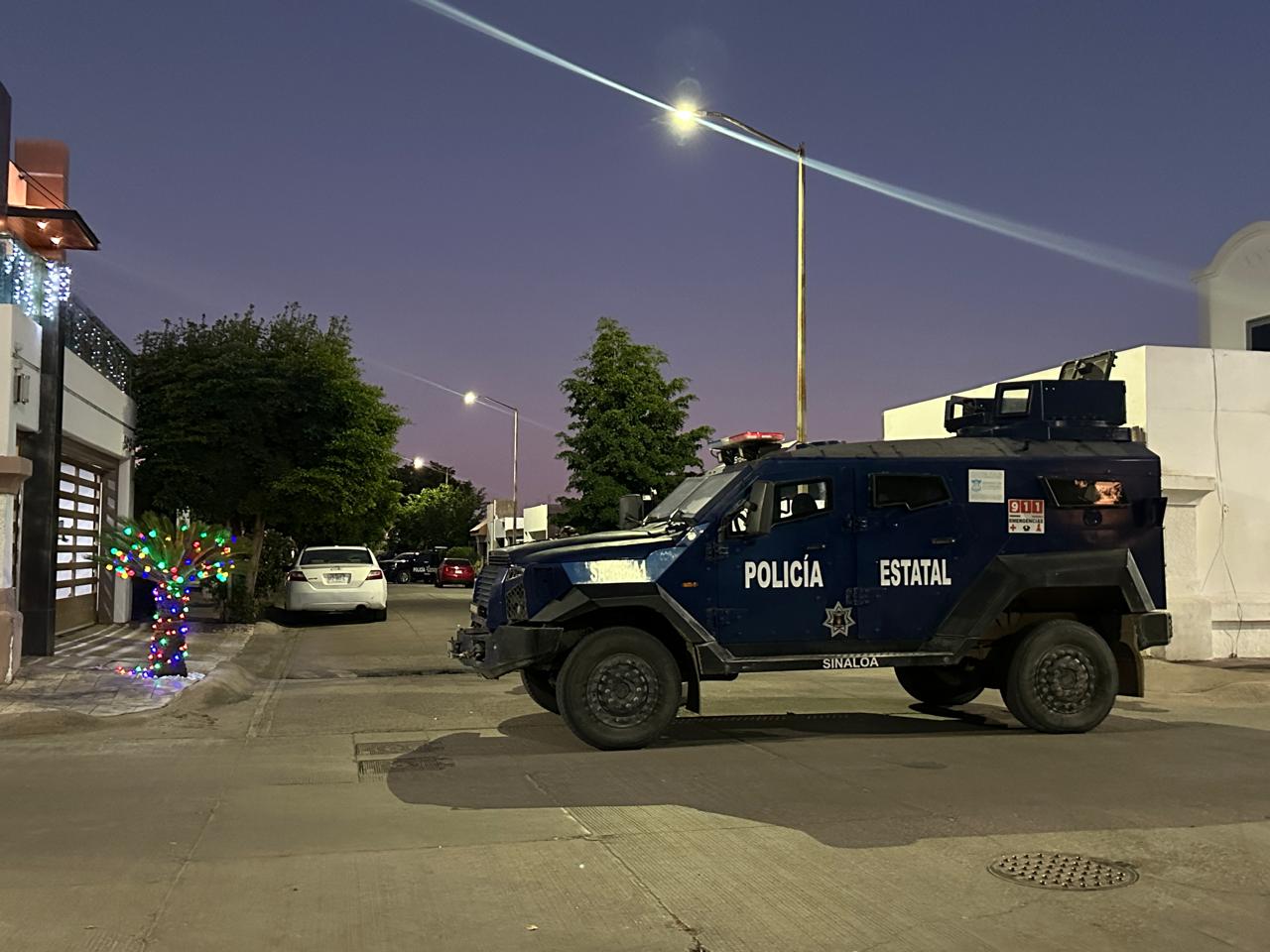 Camioneta de la Policía Estatal tapando una calle
