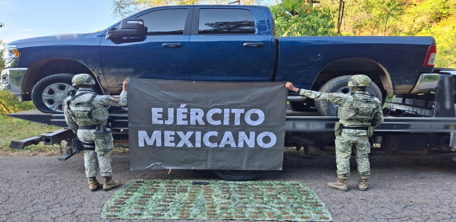 Dos elementos del ejército mexicano con una lona