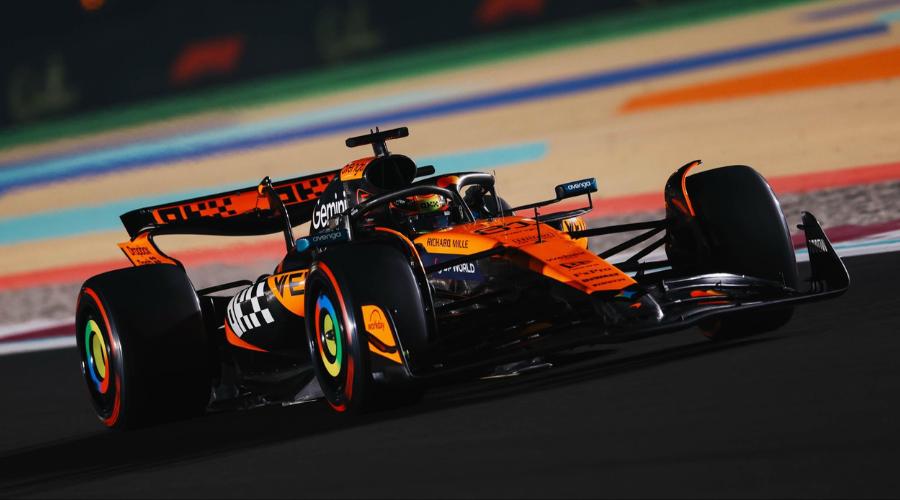 Monoplaza de Fórmula de McLaren en pista