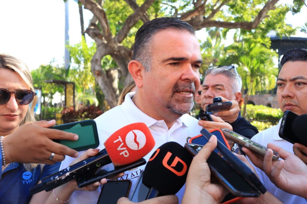 Óscar Roberto Osuna Tirado siendo entrevistado por medios de comunicación