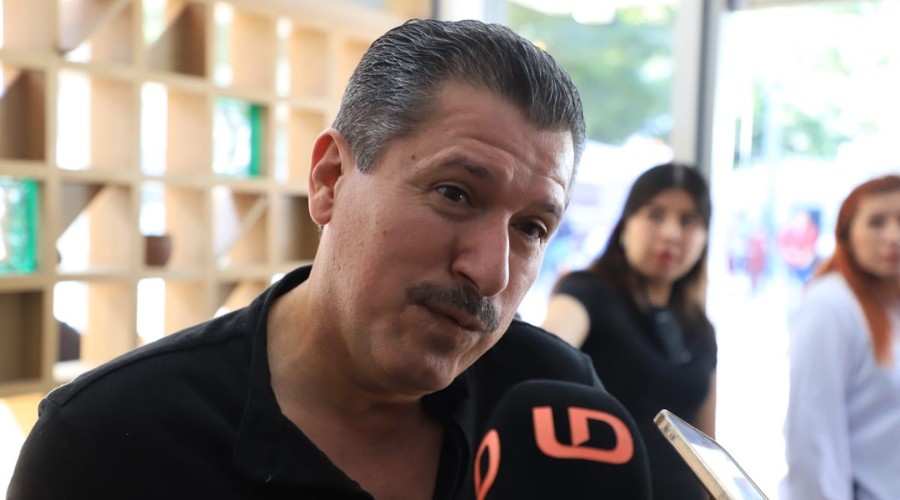 Óscar Sánchez Beltrán, presidente de la Unión de Comerciantes de Culiacán dando declaraciones para Línea Directa