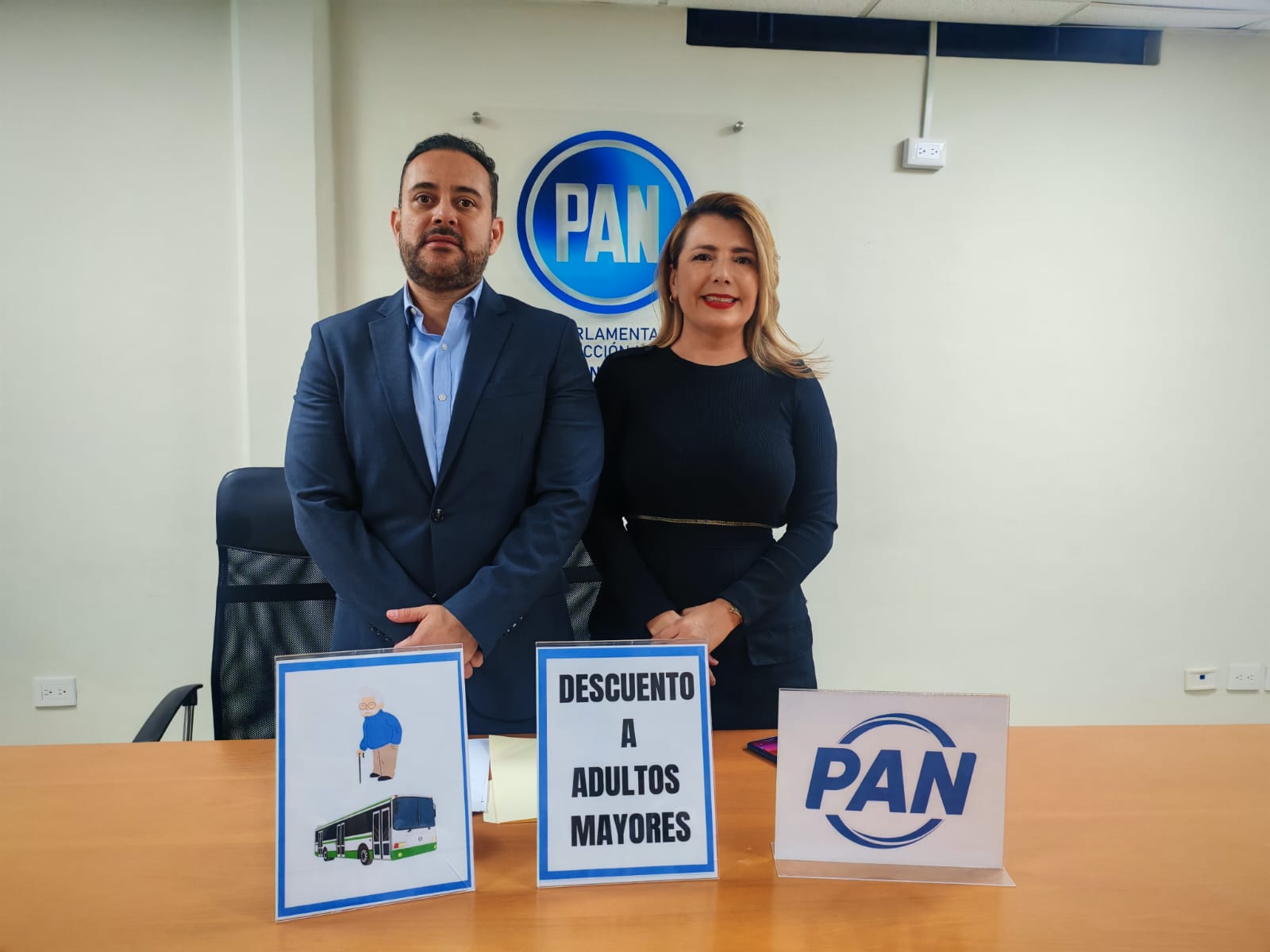 Jorge González Flores Y Roxana Rubio Valdez parados en conferencia de prensa del PAN