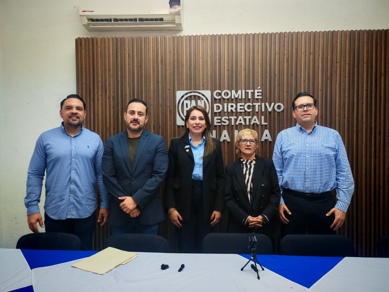Comité directivo estatal de PAN Sinaloa posando para la foto después de una conferenciad de prensa