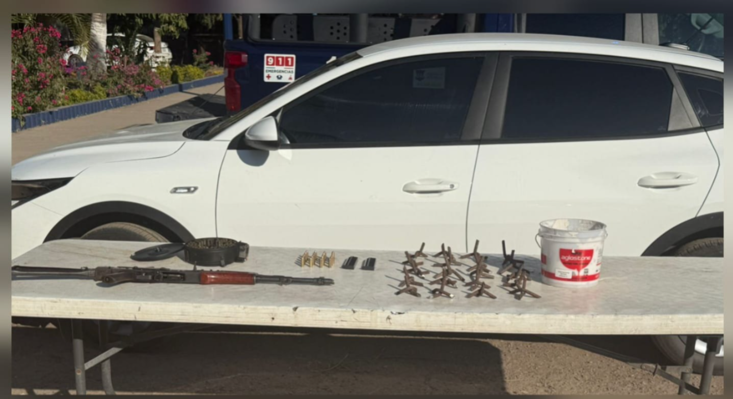 Auto asegurado con fusil AK-47, un cargador de disco abastecido, dos 2 cargadores para arma corta, 93 balas y “ponchallantas”