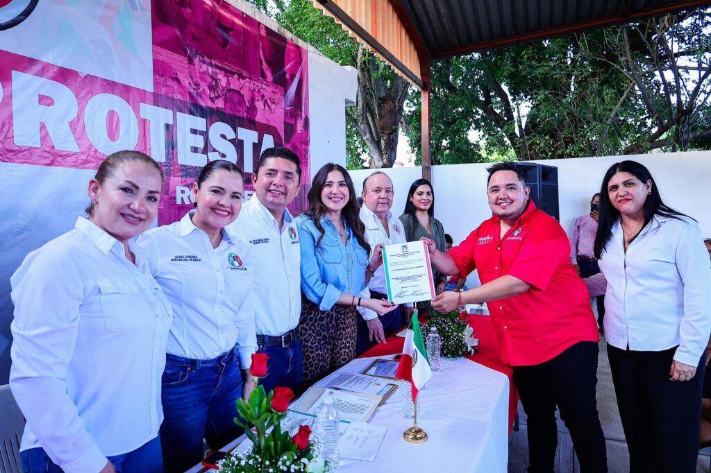 Autoridades del PRI en Sinaloa entregando y tomando protesta a nuevos dirigentes