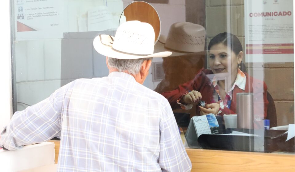 Hombre sinaloense acude a ventanilla para pagar trámite del impuesto predial en Navolato