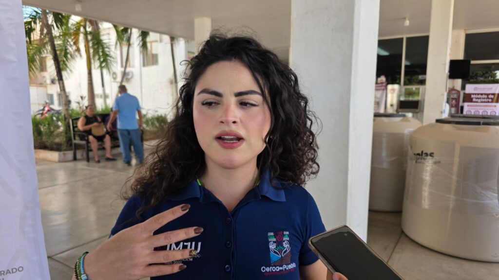 Paloma Casal Gaxiola siendo entrevistada en la Explanada Municipal de Salvador Alvarado