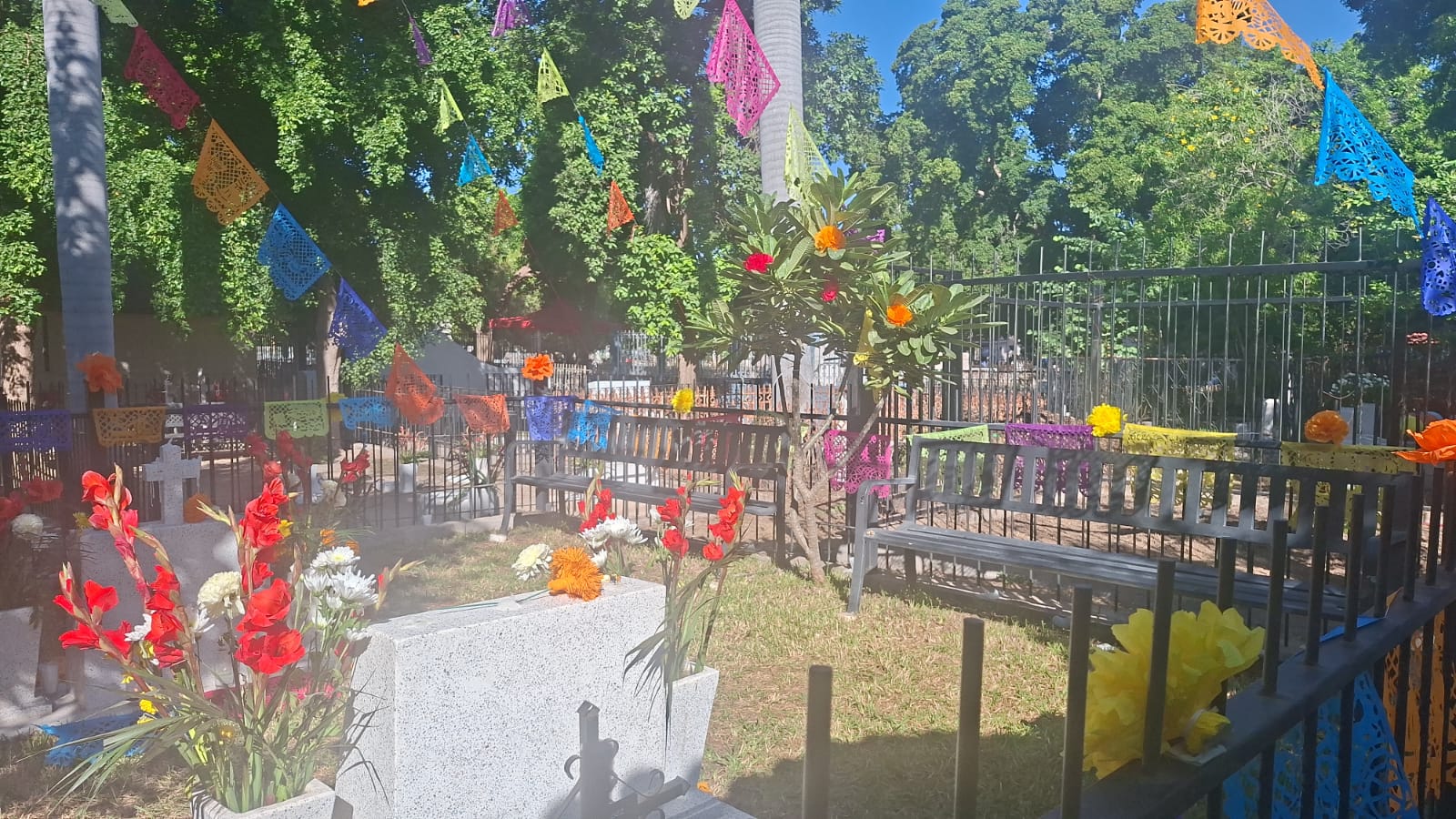 No los olvidan: familias de Los Mochis conmemoran a sus difuntos este Día de Muertos