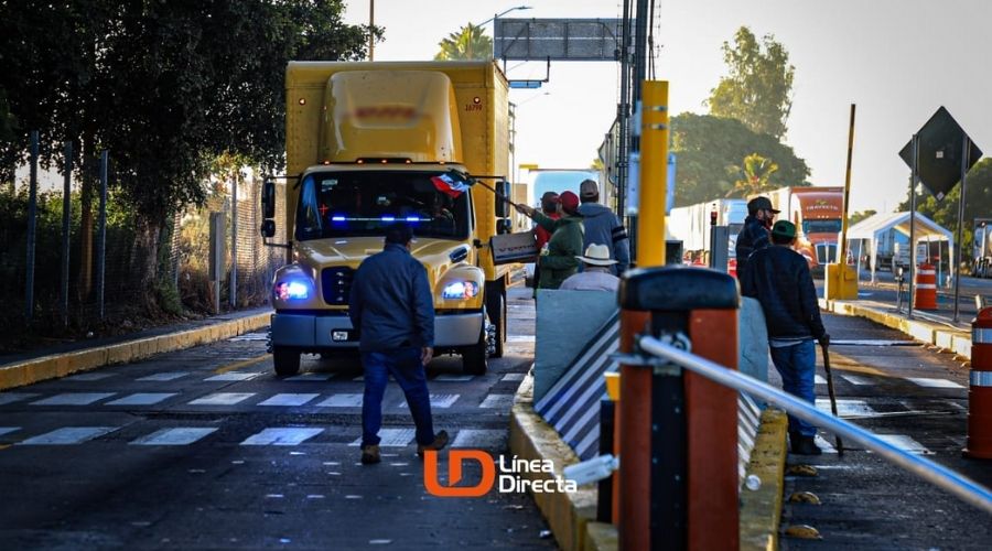 Una persona en medio de la calle con un camión de paquetería detenido