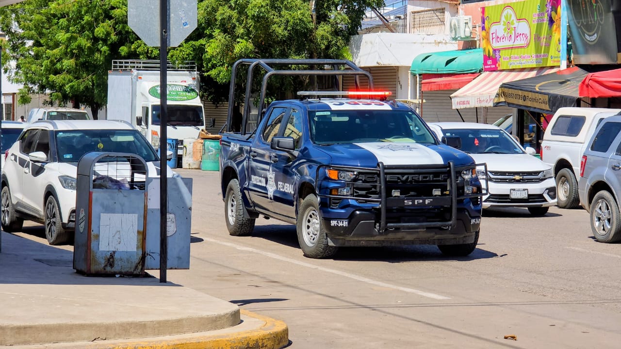 Unidad policiaca durante un rondín por calles, se observan negocios
