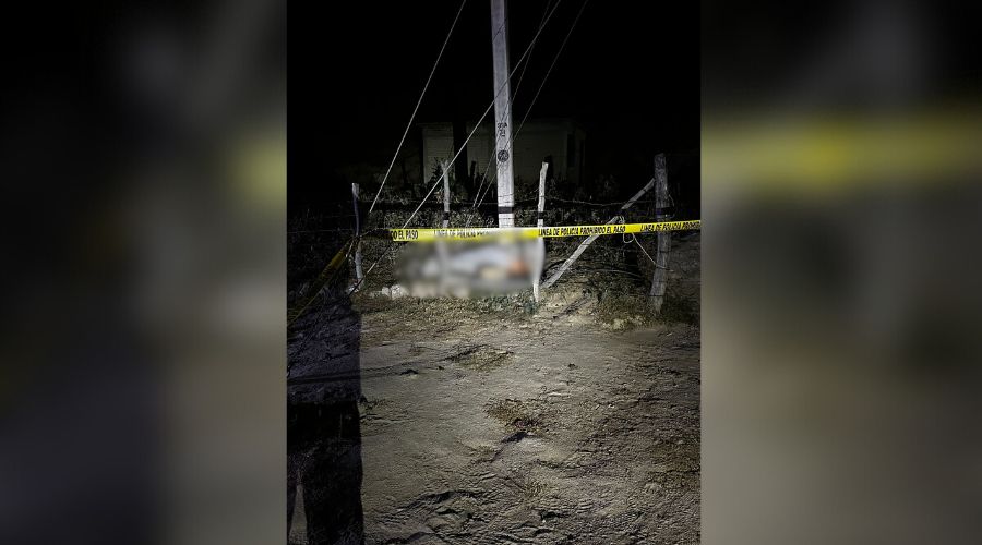 Cinta amarilla de precaucion arriba de un cadaver entre matorrales