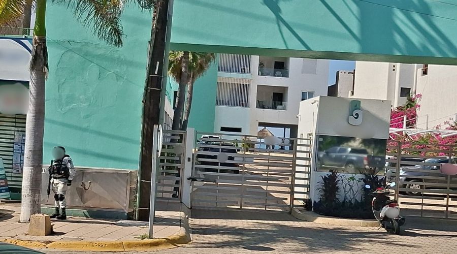 Condominio de Mazatlán y un elemento policial