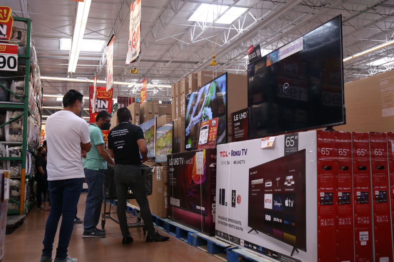 Personas comprando Pantallas de T V