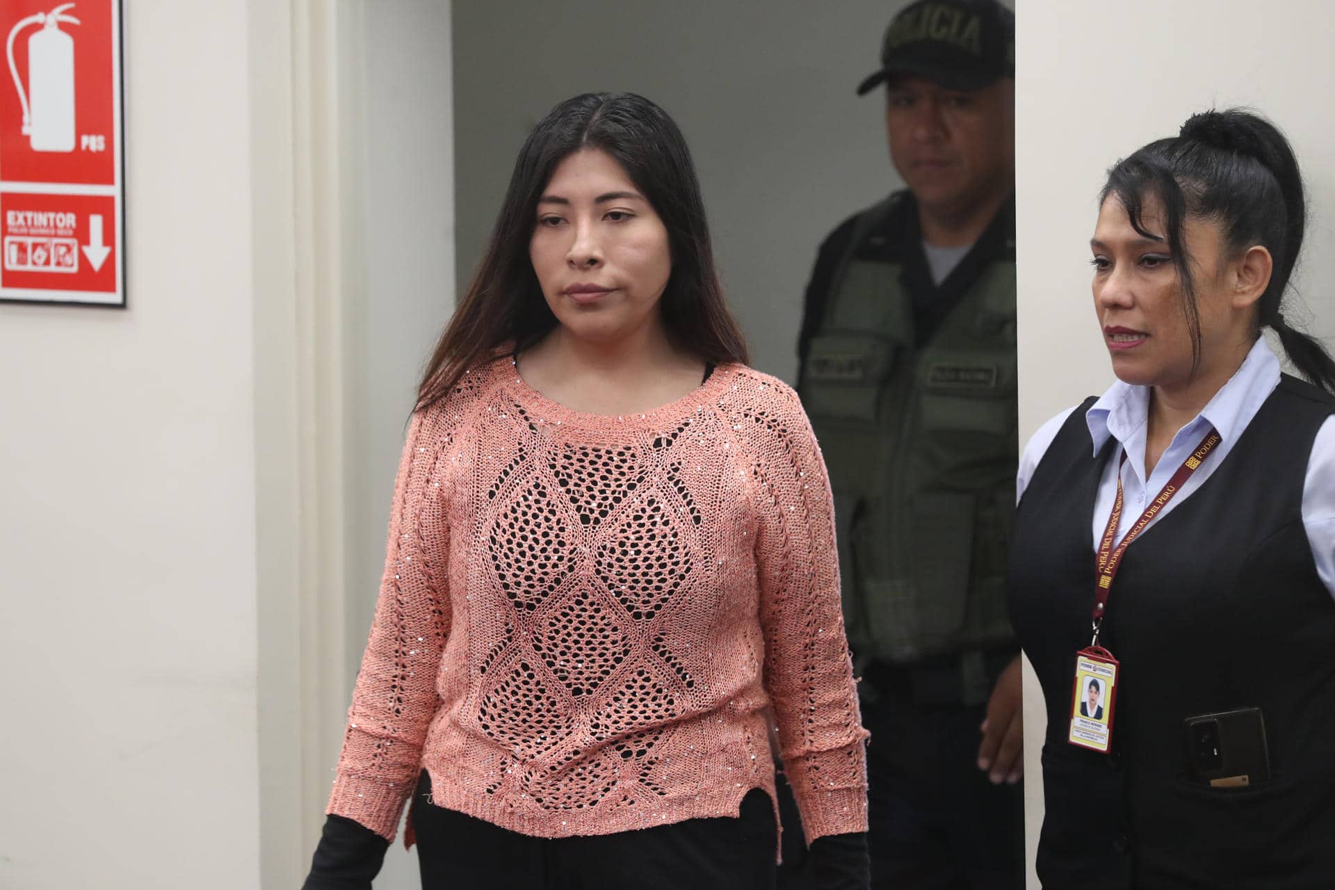 Perú detiene salida de ex primera ministra pese a asilo en México