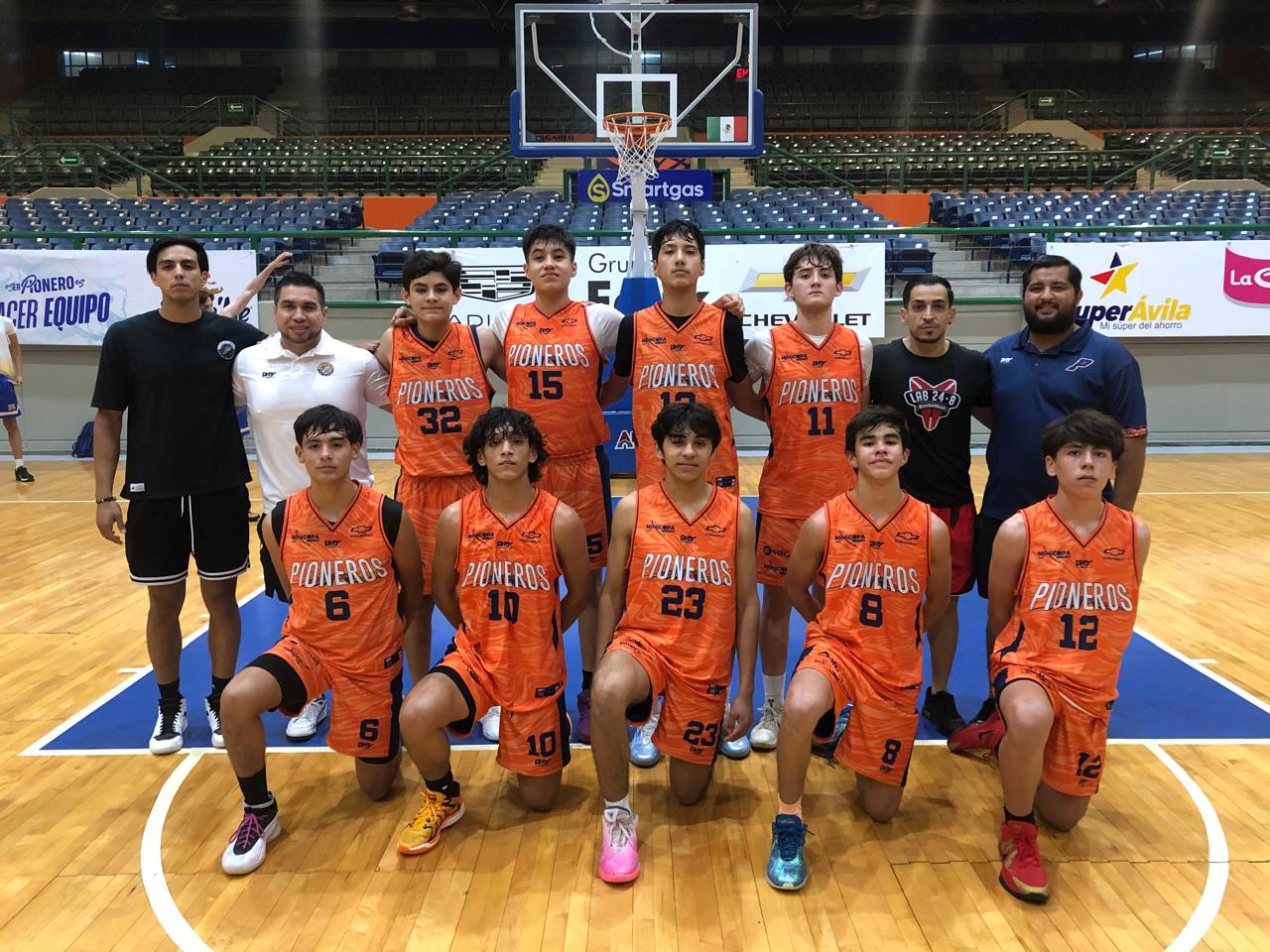 Jugadores de Pioneros de Los Mochis con uniforme naranja en duelo de preparación