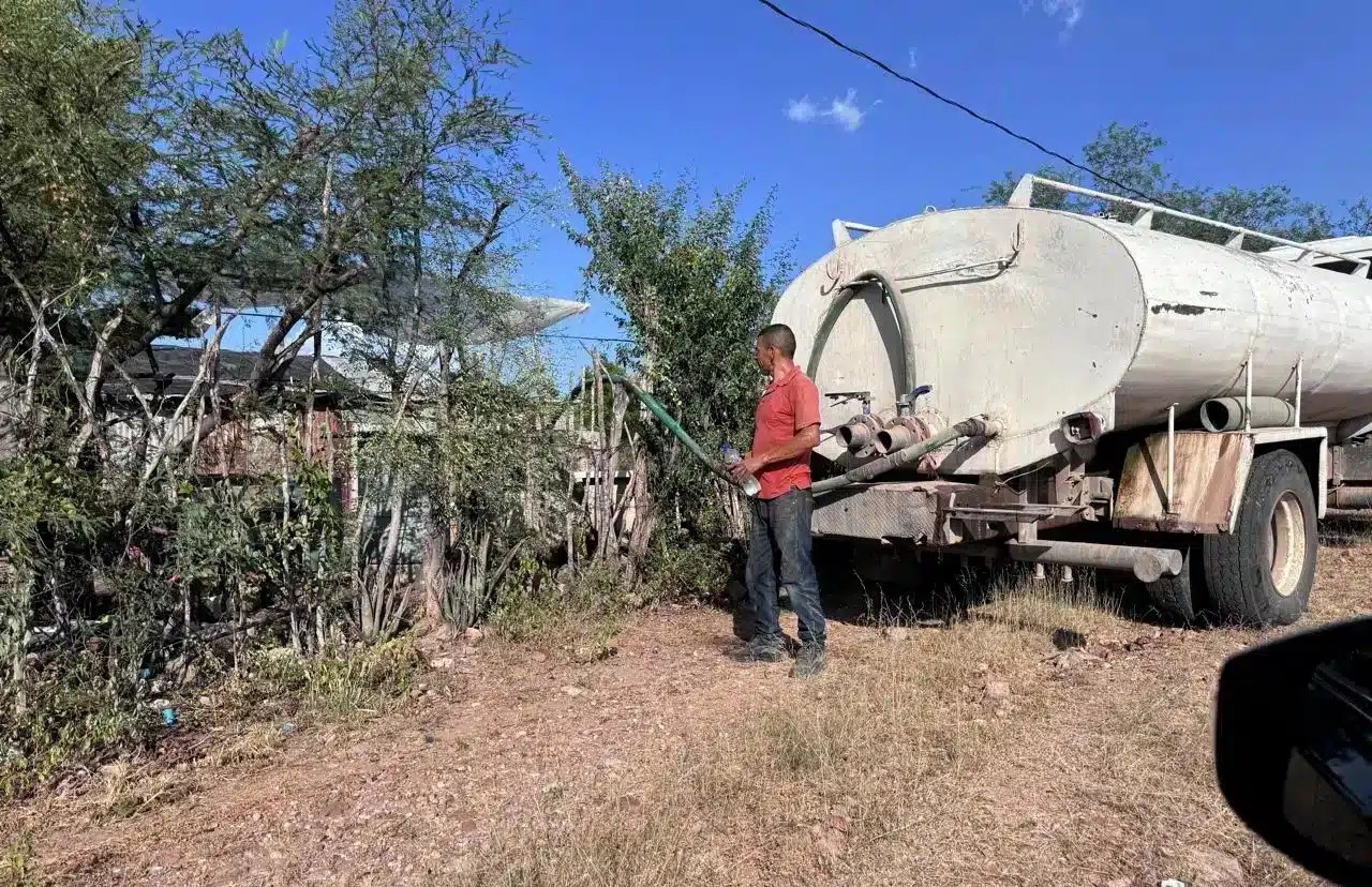 Pipa de agua en una casa distribuyendo agua