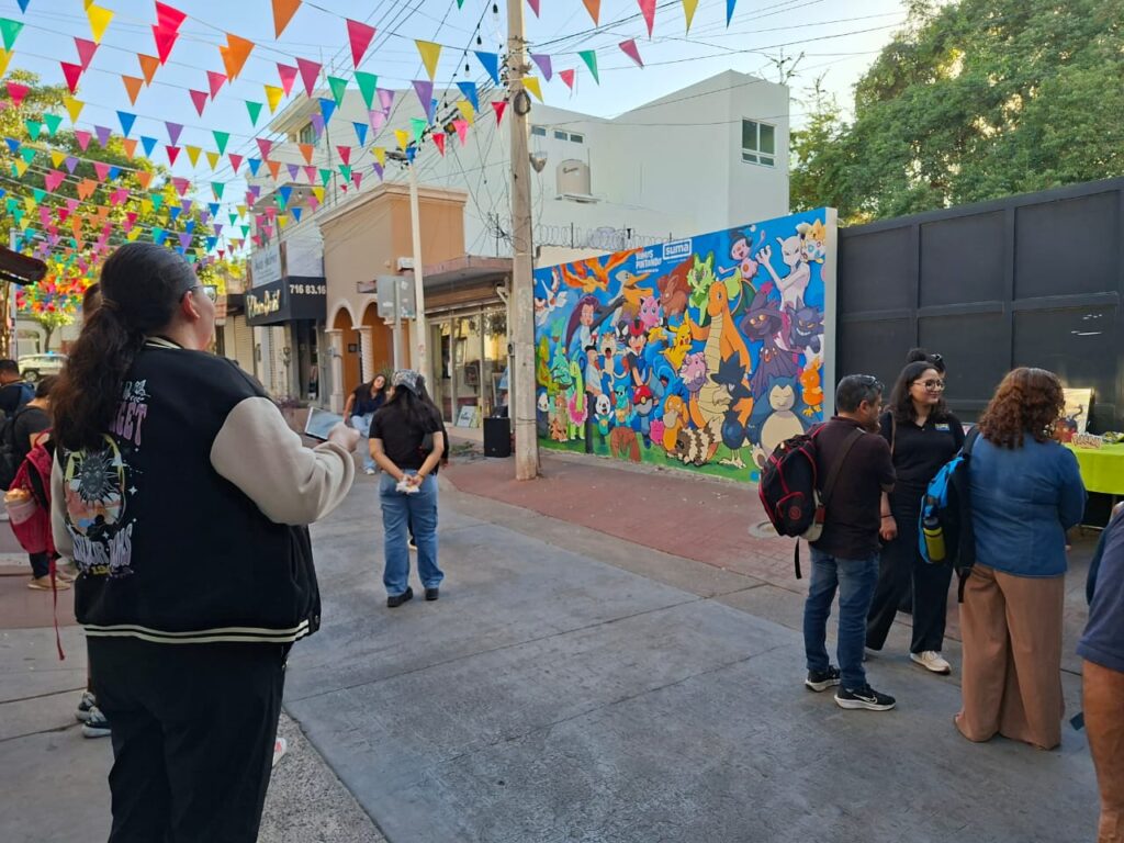 personas viendo un mural de pokemon