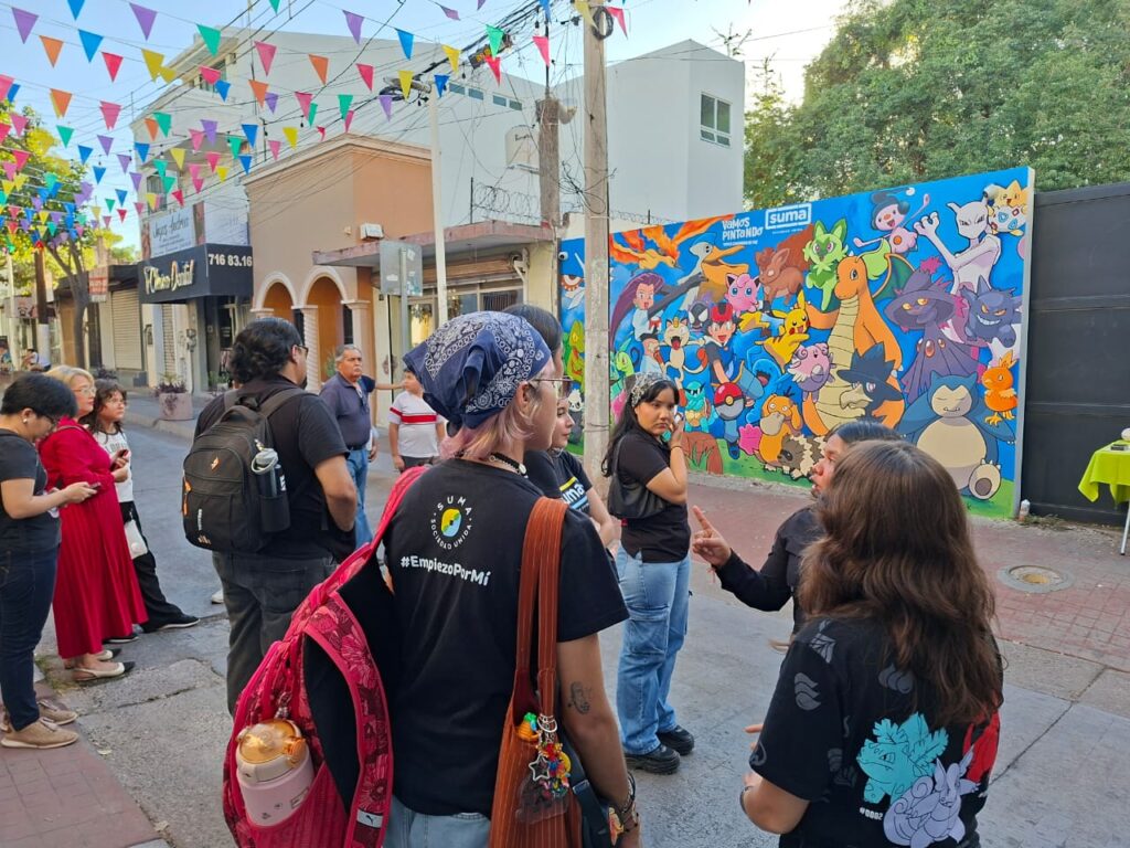 personas viendo un mural de pokemon
