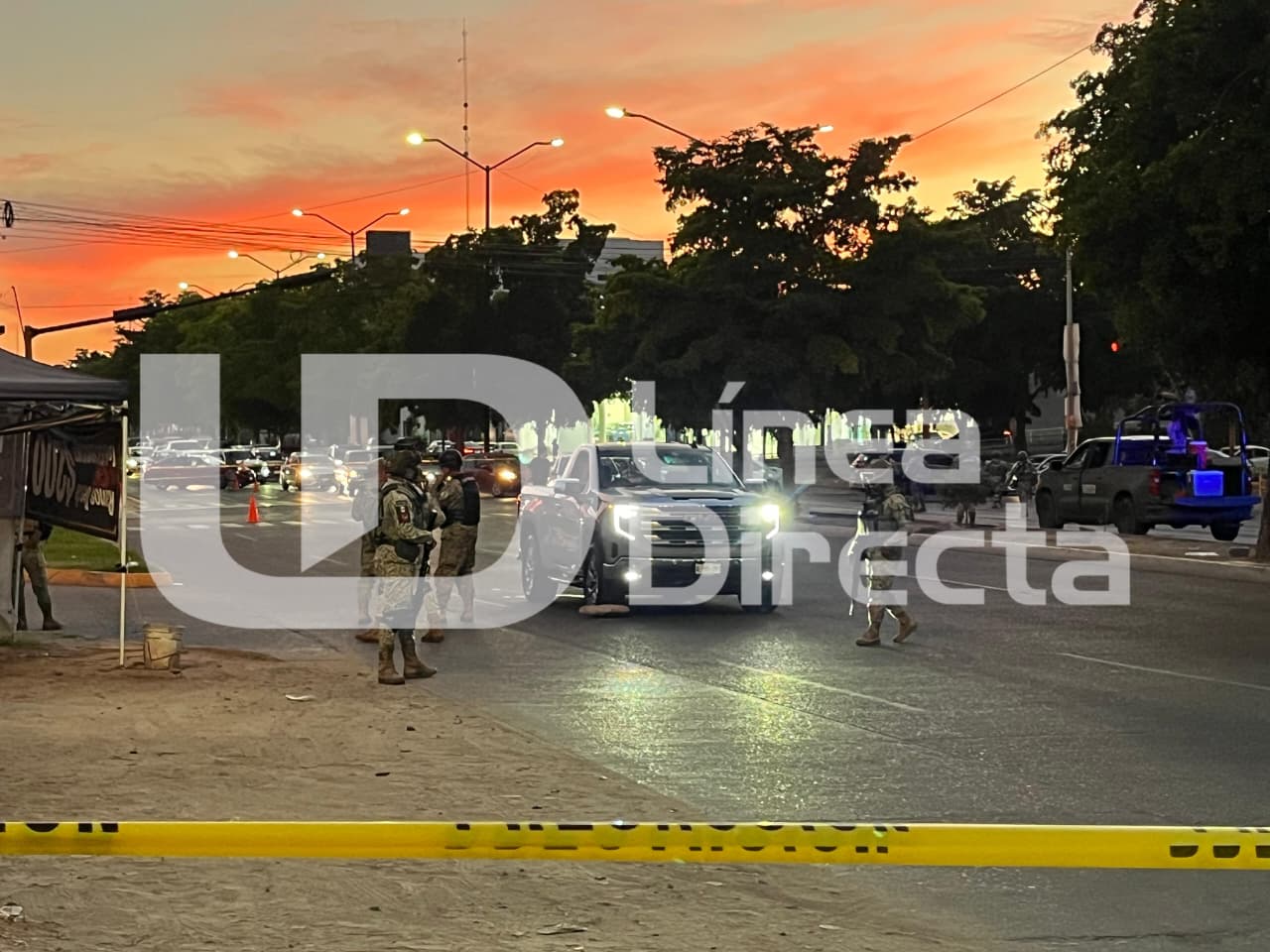 Cinta amarilla de precaución y elementos del ejercito mexicano, hay una camioneta en la ucal sucedieron los hechos