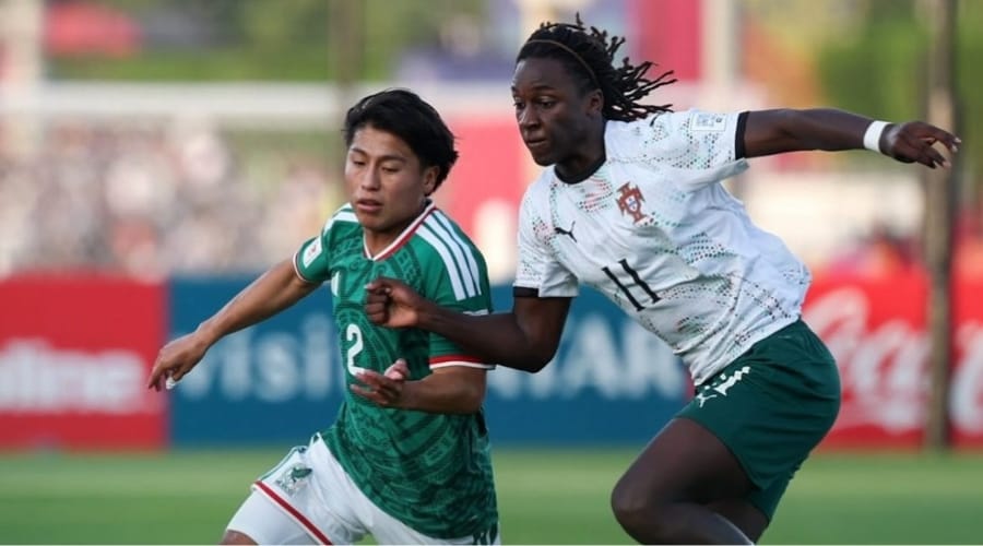 Un jugador de México contr auno de Portugal en el Mundial sub 17 en Catar