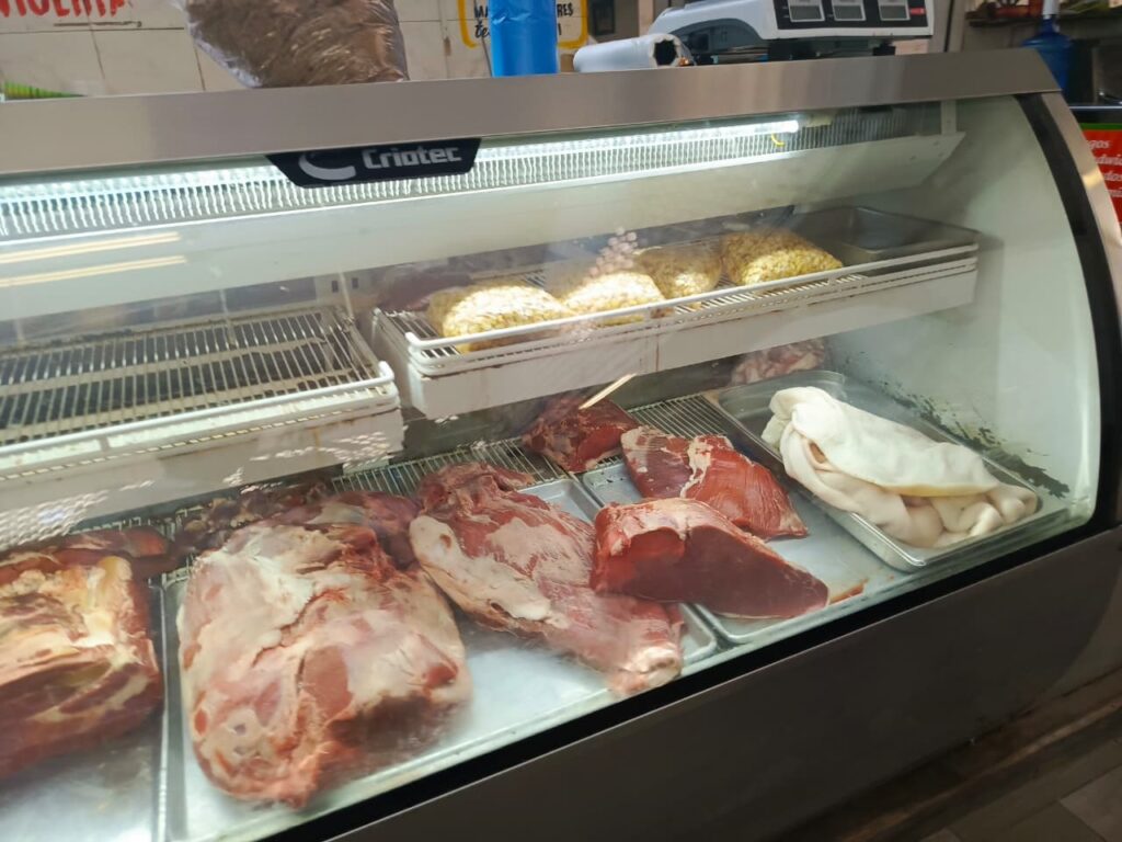 Carne de res en una vitrina de mercado en Los Mochis