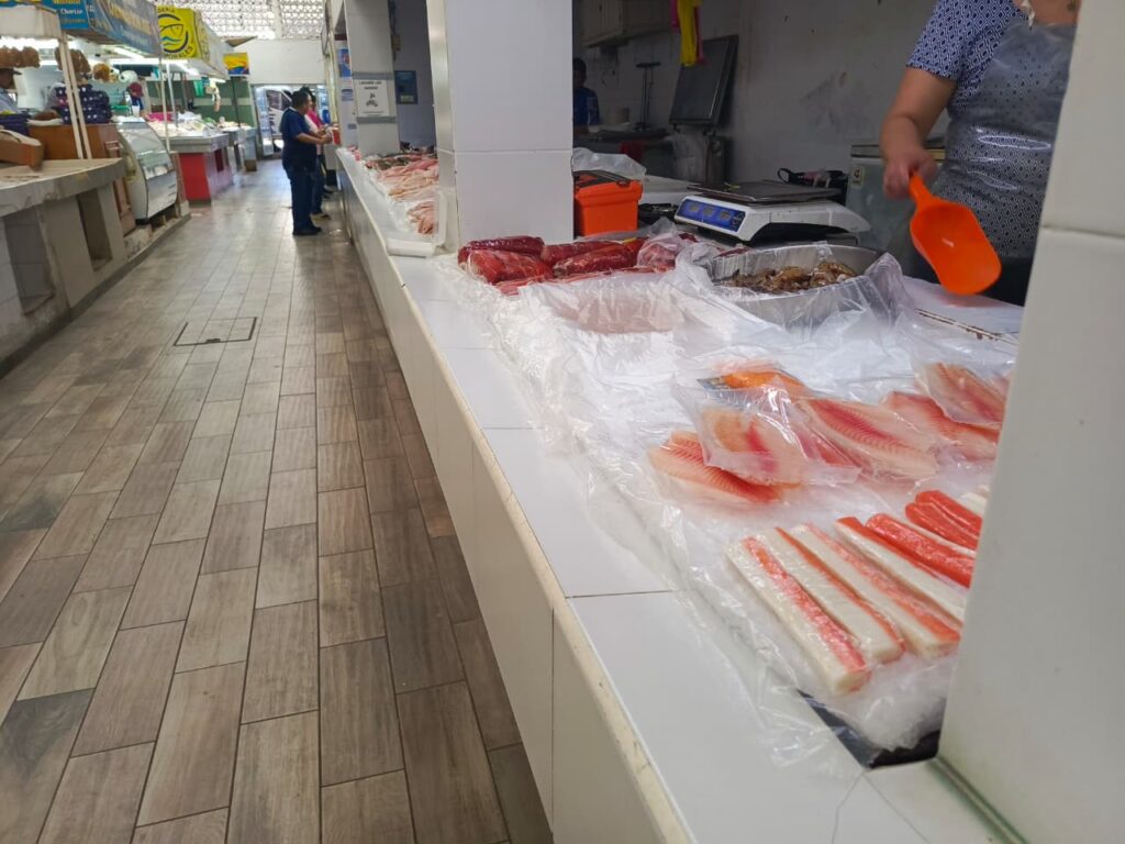 Hielera con carnde de pescado en mercado de Los Mochis
