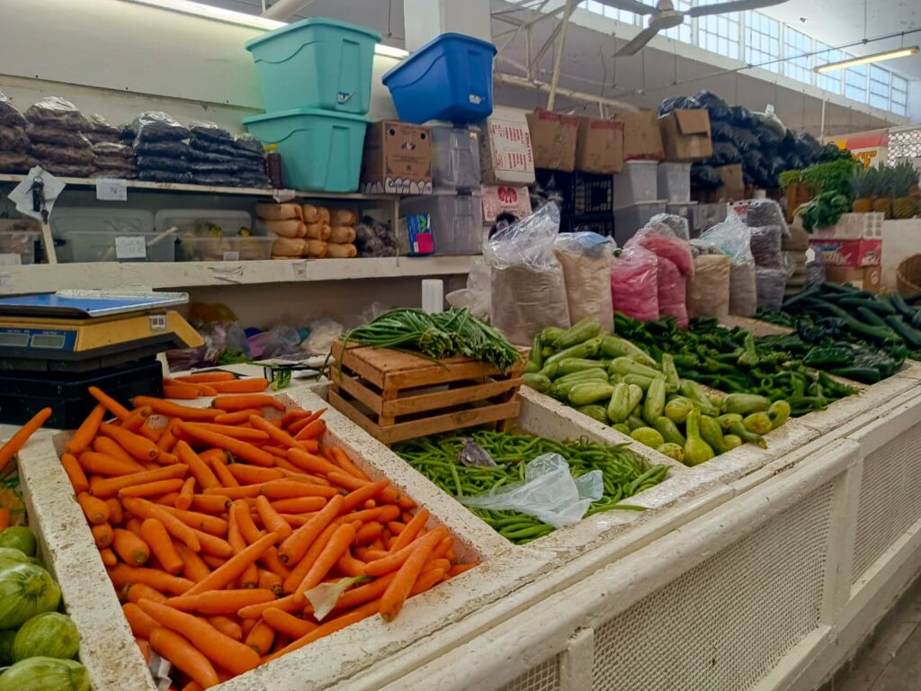 Verduras acomodados en un aparador en mercado de Los Mochis