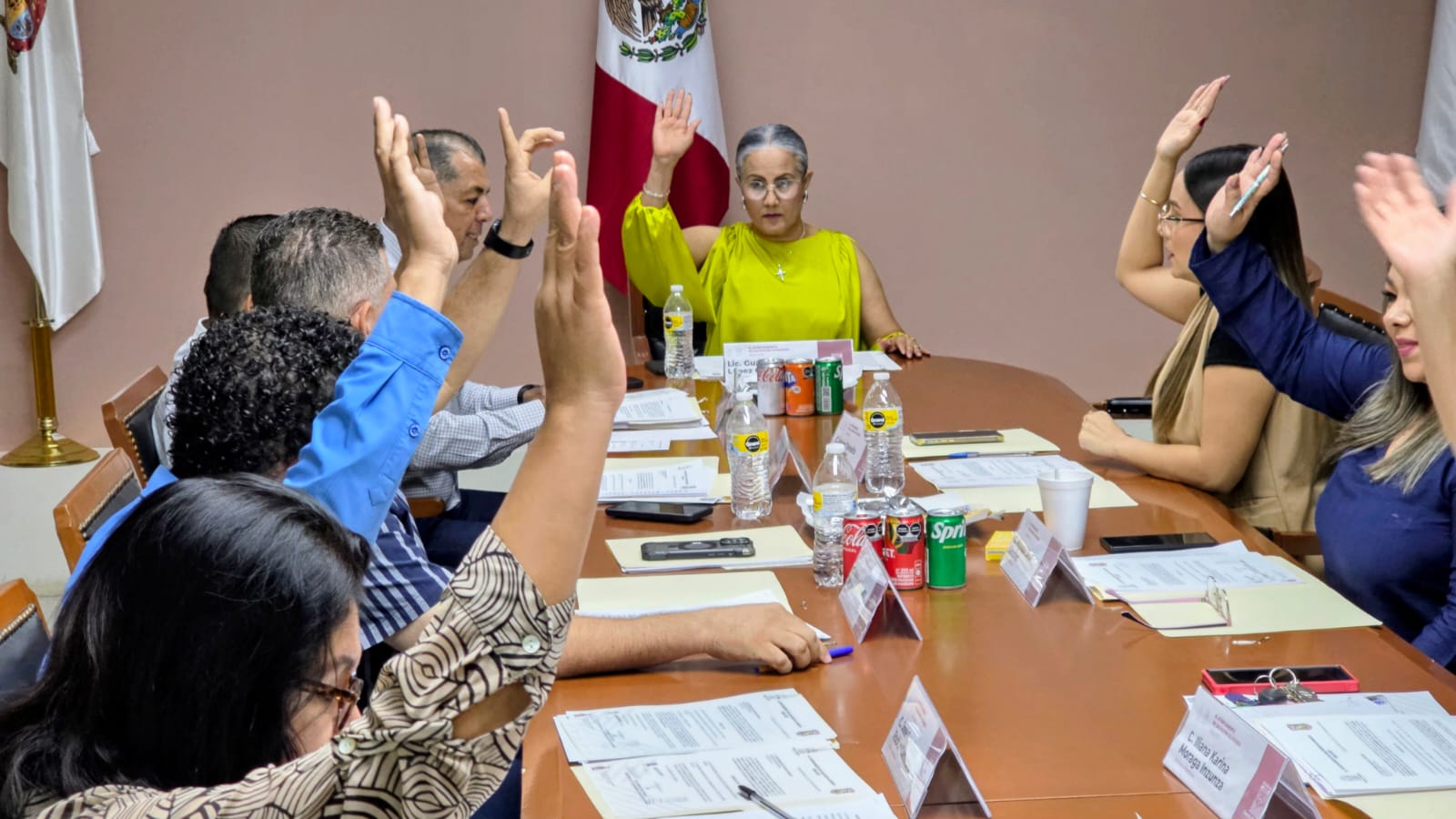Personas levantando la mano en cabildo de Salvador Alvarado