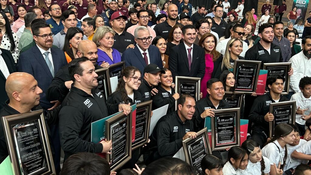 Ganadores del Premio Estatal del Deporte posando para la foto con sus reconocimientos