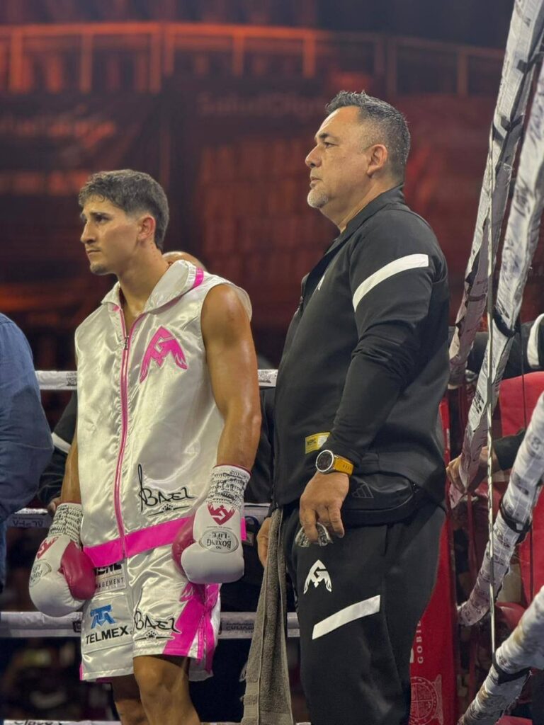 Marco Verde en el ring con su entrenador