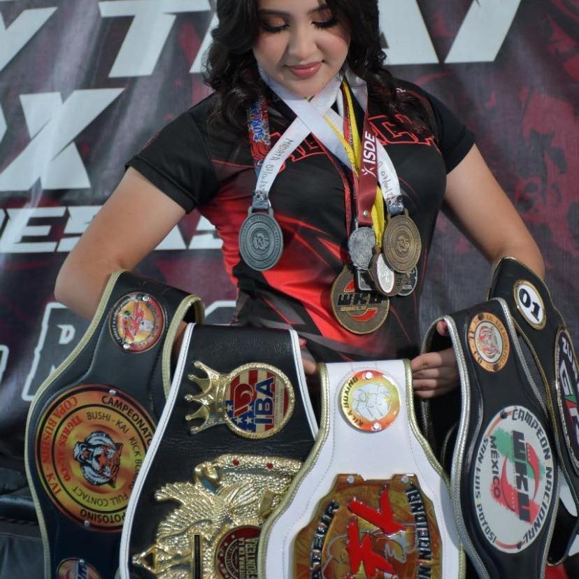 Joven deportista presumiendo sus campeonatos.