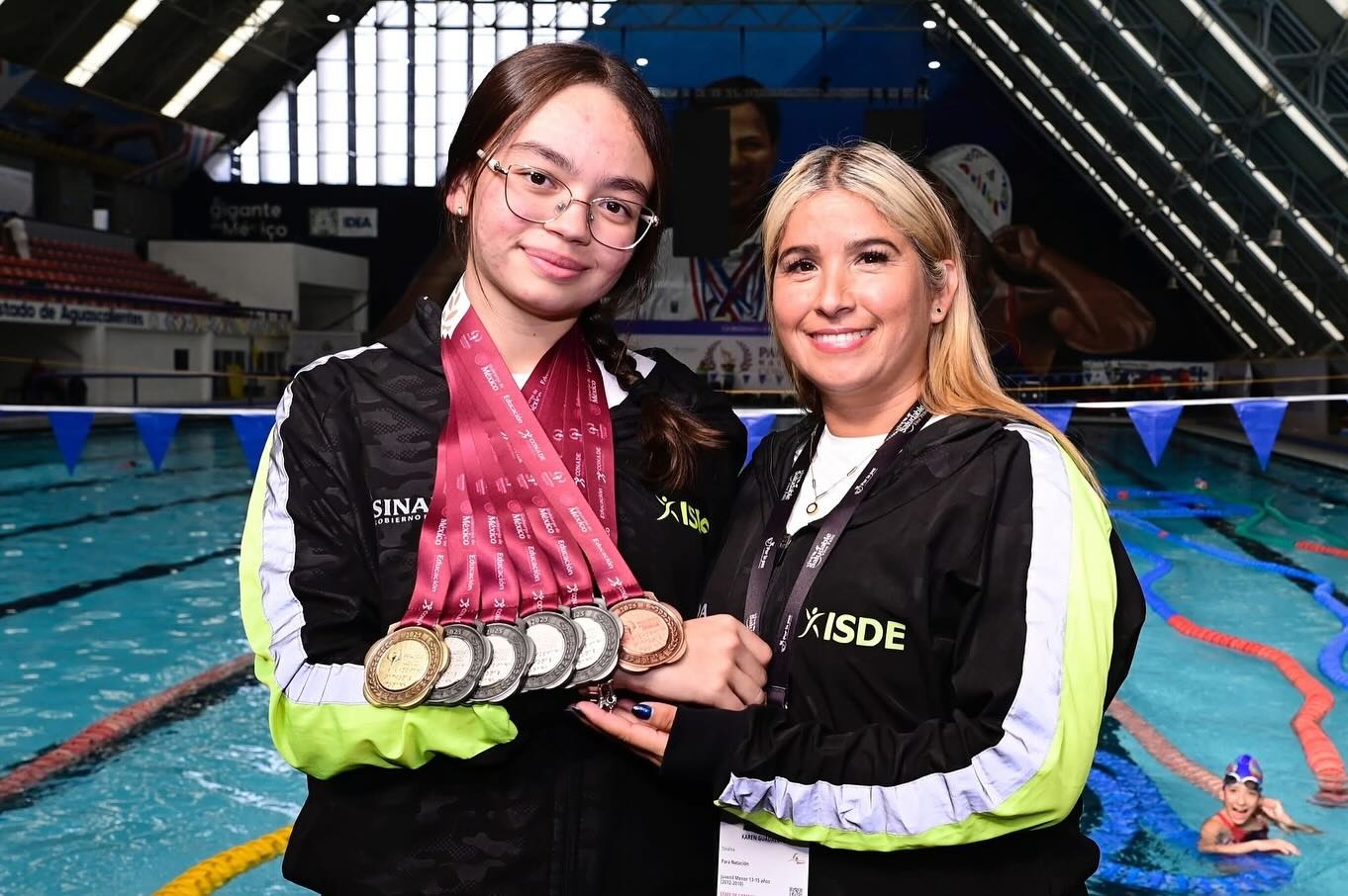 Joven con sus medallas por natación