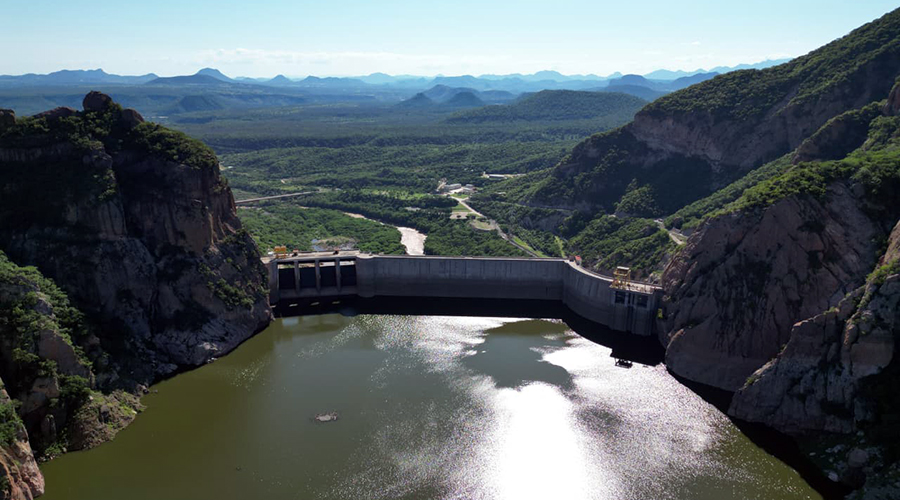 Visa aérea de una presa en el norte de Sinaloa
