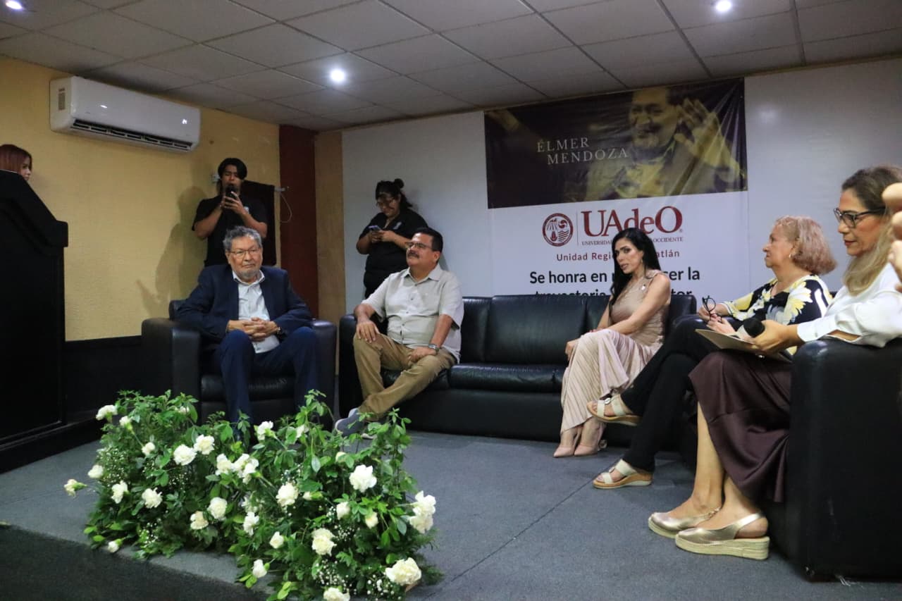 Autores y miembros de la UAdeO sentados en sofás sobre un pequeño escenario llevando a cabo la Primera Feria de Libros y Autores Sinaloenses UAdeO 2025