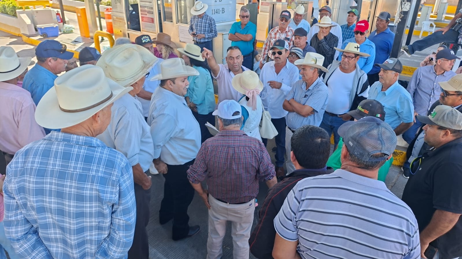 Productores agrícolas bloqueando la caseta de la carretera cuatro caminos