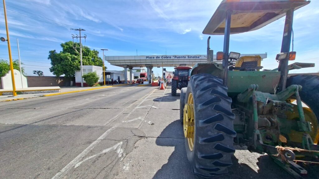 Tractor obstaculizando la caseta Cuatro Caminos