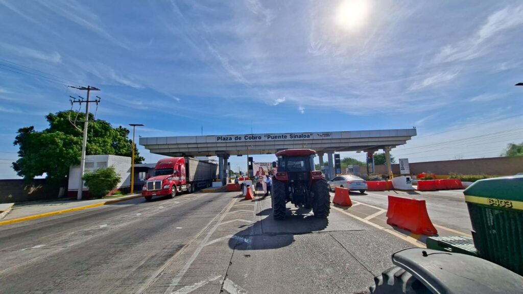 Caseta Cuatro Caminos al Norte de Sinaloa con cielo despejado