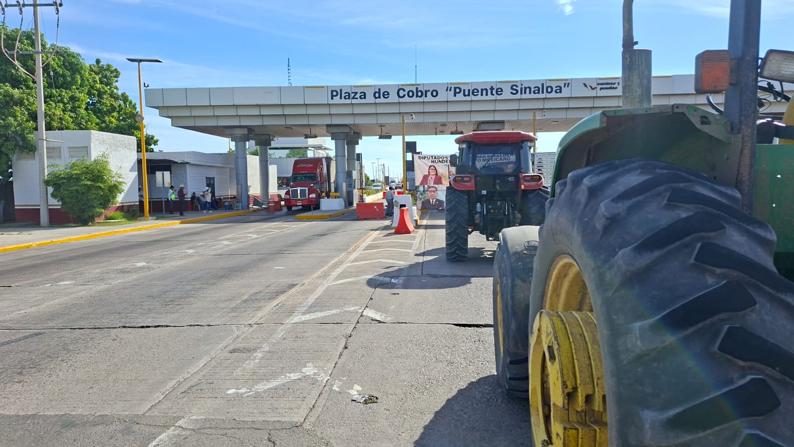 Caseta Cuatro caminos al norte de Sinaloa bloqueada por tractores de productores agricolas
