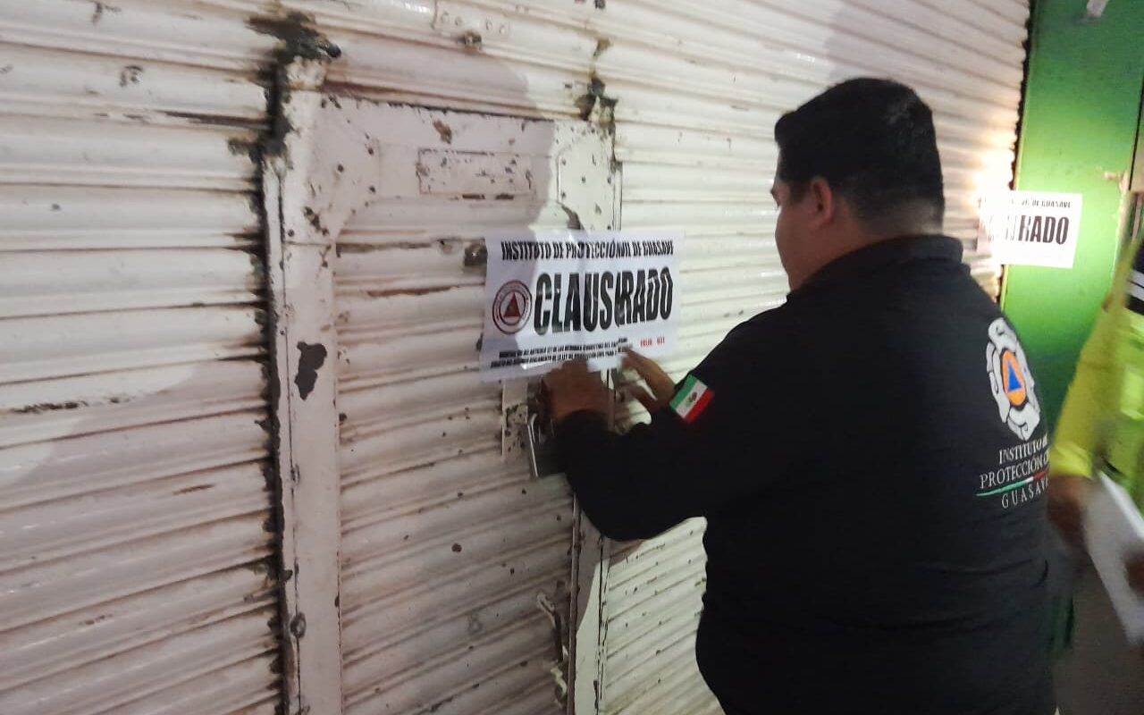 Personal de Protección Civil coloca sellos de clausura en tienda ElecZion de Guasave