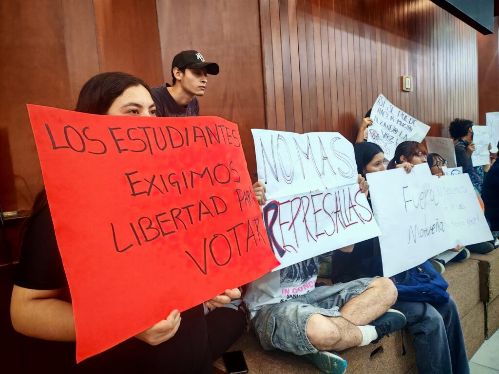 Estudiantes y jubilados de la UAS protestan en el Congreso de Sinaloa