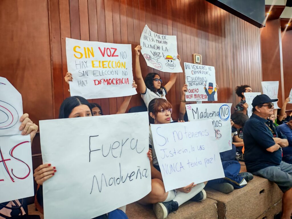 Estudiantes y jubilados de la UAS protestan en el Congreso de Sinaloa